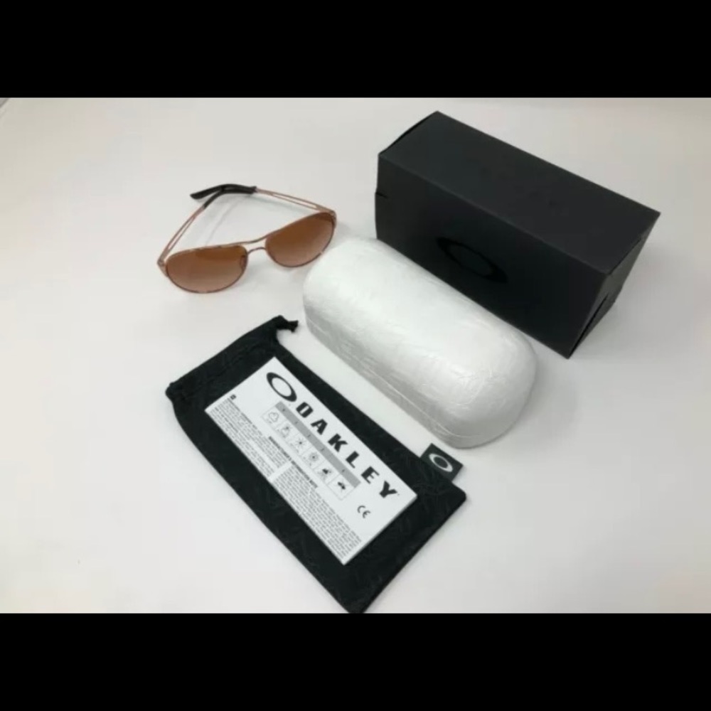 Beautiful, brand new with tags women’s Oakley Aviator sunglasses. Rose Gold.
